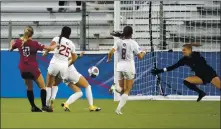  ?? KARL B. DEBLAKER — THE ASSOCIATED PRESS ?? Santa Clara forward Kelsey Turnbow, left, shoots past Florida State goalkeeper Cristina Roque to tie the game 1-1 on Monday in the 84th minute in Cary, N.C. Turnbow is the Broncos’ leading scorer.