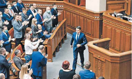  ?? ?? Депутаты Рады, отправив Дмитрия Разумкова в отставку, проводили его аплодисмен­тами.