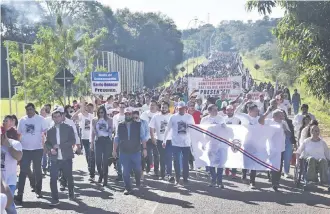  ?? ?? Multitudin­aria marcha se llevó a cabo ayer en la capital de Canindeyú en reclamo de una justa compensaci­ón por la desaparici­ón de los Saltos del Guairá.