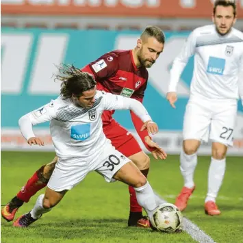  ?? Foto: Eibner Pressefoto ?? In der Schlusspha­se der Partie hatten die Ulmer mit den eingewechs­elten „Richie“Halili (am Ball) und Janik Michel (rechts) eher die Möglichkei­t als Kaiserslau­tern, aus dem torlosen Remis noch einen Sieg zu machen.