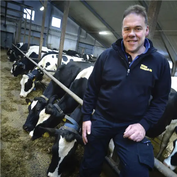  ??  ?? MJÖLKPRODU­CENT. Bengt Svensson har 270 mjölkkor på Törlan Lantbruk i Tvååker, som han har drivit sedan 1991. Prisökning­en på mjölk gör att verksam-