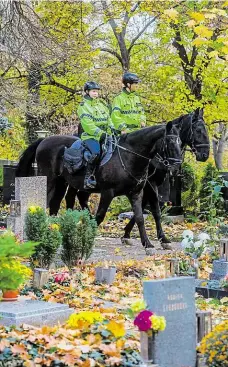  ?? Foto: Petr Topič, MAFRA ?? Proti vandalům S blížící se Památkou zesnulých míří lidé na hřbitovy připomenou­t si své blízké. Aktivní jsou ale také vandalové nebo zloději. Proto budou až do 6. listopadu na hřbitovech hlídkovat strážníci na koních i se psy. Včera je fotograf...