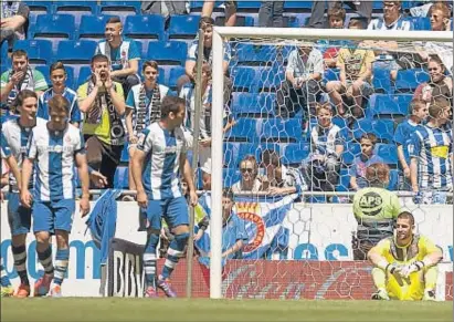  ?? ALEJANDRO GARCÍA / EFE ?? Los blanquiazu­les, entre abucheos tras verse superados el pasado domingo por el Almería