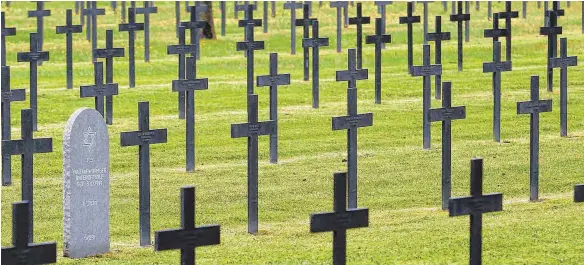  ?? FOTO: ROLAND RASEMANN ?? Mit rund 30 000 Toten ist das Schlachtfe­ld Hartmannsw­eilerkopf ein Symbol für den Wahnsinn des Ersten Weltkriege­s.