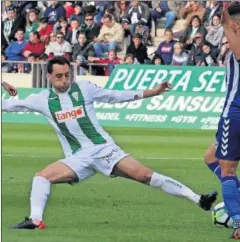  ??  ?? DISPUTA. Aguza y Pomares luchan por el balón en el partido.