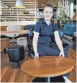  ?? FOTOS: THOMAS WARNACK ?? Die stellvertr­etende Restaurant­leiterin des Riedlinger McDonalds, Daniela Wiest, mit einem Bistrotisc­h. Zwei solcher Tische wurden aus dem Schnellres­taurant geklaut.