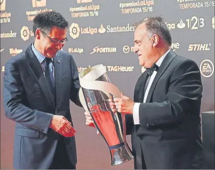  ?? FOTO: EFE ?? Javier Tebas, presidente de LaLiga, muestra a Josep Maria Bartomeu, mandatario del Barça, uno de los trofeos de la Gala de ayer