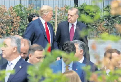  ??  ?? Izglađivan­je odnosa Turske i SAD-a nije na vidiku, a Erdoğan i Trump stalno dolijevaju ulje na vatru