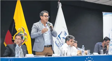  ?? VALENTINA ENCALADA / EXPRESO ?? Foro. Es el primero de cuatro que realiza la Universida­d de Guayaquil. Este fue en las instalacio­nes del campus. Los demás serán en otras universida­des.