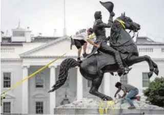  ?? // AFP ?? Dos hombres intentan retirar la estatua de Andrew Jackson en Washington