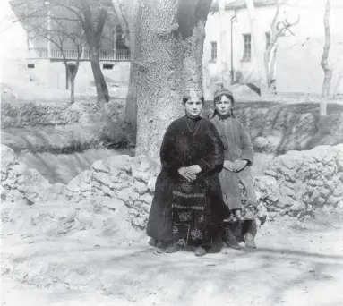  ?? (Wikimedia Commons) ?? A PHOTOGRAPH of Jewish girls in Samarkand, in what was then Russia sometime between 1909 and 1915.