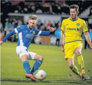  ?? Conor Molloy ?? Chris Holroyd shoots for goal