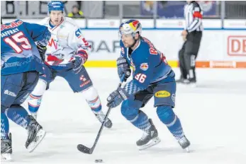  ?? FOTO: MARKUS FISCHER/IMAGO IMAGES ?? 1000-mal DEL: Yannic Seidenberg vom EHC Red Bull München (am Puck) feiert Jubiläum.