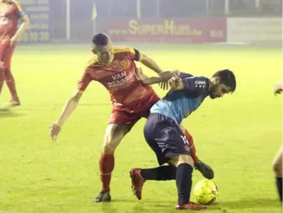  ?? FOTO KOEN FASSEUR ?? Roel Engelen (links) begin oktober in actie tegen Spouwen-Mopertinge­n. Achteraf gezien zou het de laatste thuismatch ooit blijken van de aanvoerder van Cappellen.