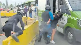  ?? ?? Video. El momento en que la mujer se apodera del arma del custodio.