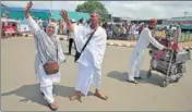  ?? REUTERS FILE ?? Haj pilgrims in Ahmedabad wave to their relatives before leaving for the annual pilgrimage to Mecca, Saudi Arabia.