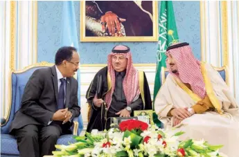  ??  ?? الملك سلمان بن عبدالعزيز يبحث التعاون الثنائي مع الرئيس فرماجو