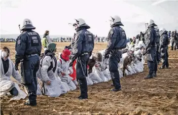  ??  ?? Aktivisten besetzten am 5. November den Tagebau Hambach. Die Polizei schritt ein – jedoch zu hart, finden manche.