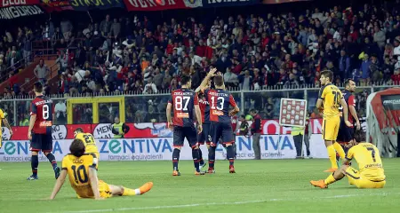  ??  ?? Festa e resa I giocatori del Genoa esultano dopo la vittoria, quelli del Verona a terra pensano alla serie B ormai a un passo