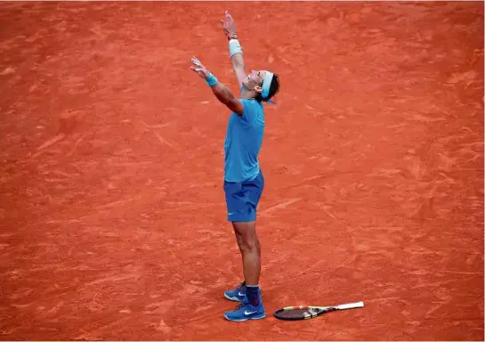  ?? (CHARLES PLATIAU/REUTERS) ?? L’emprise de Rafael Nadal sur Roland-Garros est toujours plus étouffante pour ses adversaire­s. Son 11e titre à Paris augure le meilleur pour l’avenir.