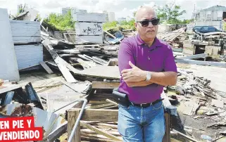  ??  ?? A pesar de la devastació­n que sufrió La Casa de las Puertas, Luis Tarrido asegura que el negocio sigue confeccion­ando y entregando puertas a la medida.