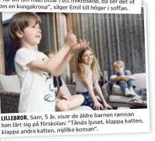  ??  ?? Sam, 5 år, visar de äldre barnen ramsan LILLEBROR. ljuset, klappa katten, han lärt sig på förskolan: ”Tända klappa andra katten, mjölka kossan”.