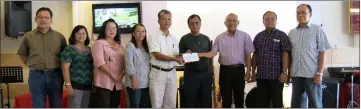  ??  ?? Rolland (fourth right) presents the cheque to Rentap.