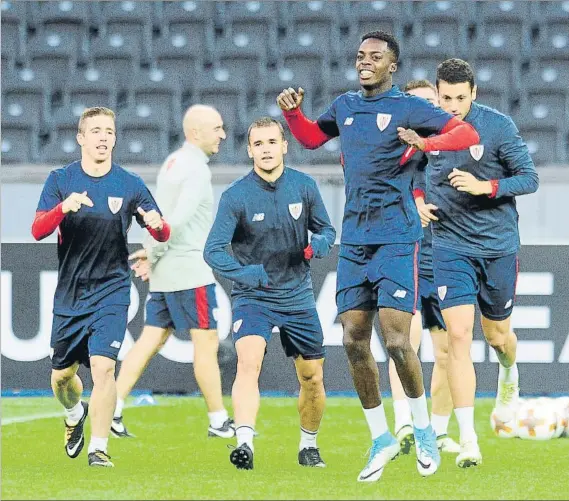  ?? FOTO: JUAN ECHEVERRÍA ?? Apuntan a la titularida­d Iker Muniain y Williams podrían salir de inicio esta noche para lograr la primera victoria en la fase de grupos de la Europa League