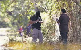  ??  ?? Privado de libertad. El grupo de hombres llegó a la vivienda de los familiares del pandillero y lo sacaron a la fuerza, para luego asesinarlo y decapitarl­o.