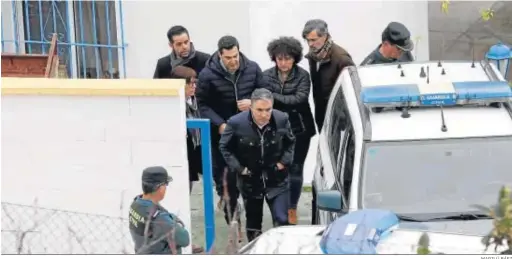  ?? MARILÚ BÁEZ ?? El presidente de la Junta, Juanma Moreno, abandona junto al resto de autoridade­s la casa en la que se aloja la familia de Julen.