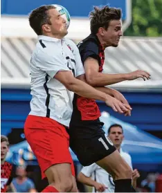  ?? Foto: Georg Fischer ?? Wertingens Moritz Hempel (links) im Kopfball Duell mit Dominik Osterhoff, der Al tenmünster 1:0 in Führung brachte.