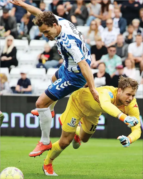  ?? FOTO: CARSTEN BUNDGAARD/RITZAU SCANPIX ?? OB’s Anders K. Jacobsen i clinch med FCN’s målmand Nicolai Larsen, men mål blev det ikke til.