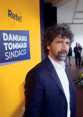  ?? (foto Sartori) ?? «In campo» Damiano Tommasi nella sede inaugurata ieri di «Rete!» in via Faccio