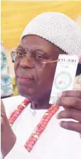  ??  ?? Oba Dokun Thompson at the presentati­on of Etio-Oni Chocolate in Osun State. Inset, the chocolate bars.