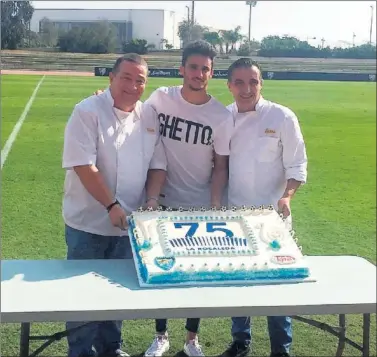  ??  ?? CUMPLEAÑOS FELIZ. Juankar (en el centro) parte la tarta por el cumpleaños de La Rosaleda.