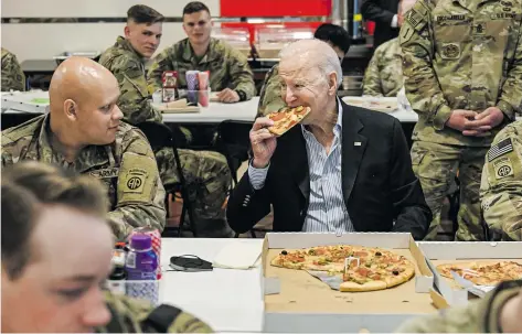  ?? [AFP] ?? Joe Biden gab beim Lokalaugen­schein bei der 82. US-Luftlanded­ivision in Rzeszow in der polnischen Grenzregio­n zur Ukraine den jovialen Oberbefehl­shaber.