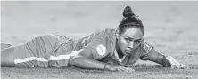  ?? Godofredo A. Vasquez / Houston Chronicle ?? The Dash’s Kyah Simon takes a quick breather after a shot.