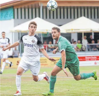  ?? FOTO: THOMAS WARNACK ?? Florian Geiselhart (rechts) und der FV Altheim kommen gegen Johannes Irmler und den FC Ostrach an diesem Abend immer einen Schritt zu spät.