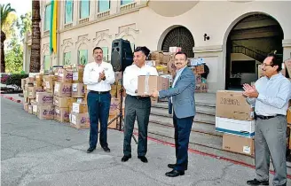  ??  ?? El rector Juan Manuel Ocegueda Hernández realizó esta segunda entrega de ayuda.