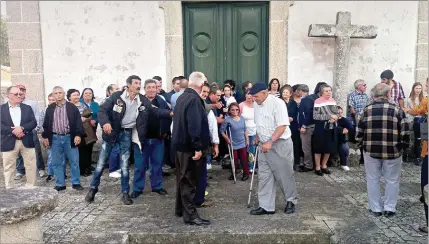  ??  ?? Manifestaç­ão, ontem, junto à Igreja Paroquial de Grade, contra o facto de o pároco ter trocado o dia da missa