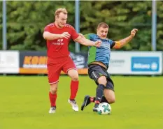  ?? Foto: Daniel Worsch ?? Klare Sache: Sorin Radoi (rechts) war mit dem TSV Ober‰/Unterhause­n beim 0:5 ge‰ gen den FC Zell/Bruck (Marvin Knott) chancenlos.