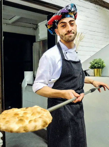  ?? (foto Corner/LaPresse) ?? Mix di farine Poco frumento, soia e riso rendono l’impasto più digeribile. Qui sopra, Prima, a sinistra Pinsa per te