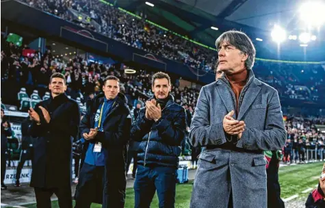  ?? Foto: Markus Gilliar, Witters ?? Zur Verabschie­dung des ehemaligen Nationaltr­ainers Joachim Löw waren einige alte Weggefährt­en wie die Mario Gomez, Julian Draxler oder Miroslav Klose (hinten, von links) gekommen. Die Nationalma­nnschaft bescherte ihrem Ex‰chef gegen Liechtenst­ein einen Abschied nach Maß.