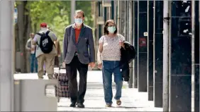  ??  ?? Máscara já é usada na rua por alguns cidadãos, para uma maior precaução