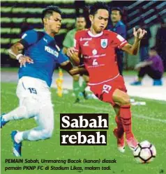  ?? FOTO: LANO LAN ?? PEMAIN Sabah, Ummareng Bacok (kanan) diasak pemain PKNP FC di Stadium Likas, malam tadi.