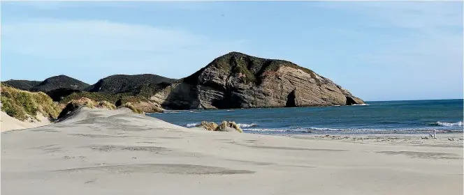  ?? JOHN BISSET/STUFF ?? Wharariki Beach on a picture-postcard day.