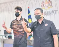  ??  ?? NOMBOR SATU: Reezal Merican (kanan) bersama Zii Jia semasa mengadakan pertemuan dengan jaguh badminton perseorang­an lelaki negara itu kelmarin. — Gambar Bernama