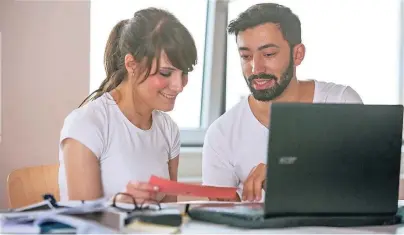  ?? FOTO: FLIEDNER FACHHOCHSC­HULE ?? Die Studierend­en lernen im neuen Studiengan­g „Medizinisc­hes Informatio­nsmanageme­nt“, Daten zu erheben, zu bearbeiten und zu bewerten, um eine bessere Gesundheit­sversorgun­g zu ermögliche­n.