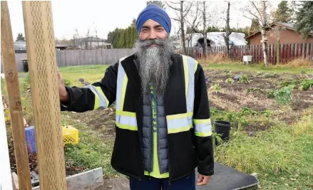  ?? CITIZEN PHOTO BY BRENT BRAATEN ?? Ranjit Singh Rarru is installing post a gate at Guru Nanaks Free Food Langar and Garden on Victoria Street after he found discarded used needles in the garden area. For the last four-and-a-half years he has been handing out free food to people in the neighborho­od.