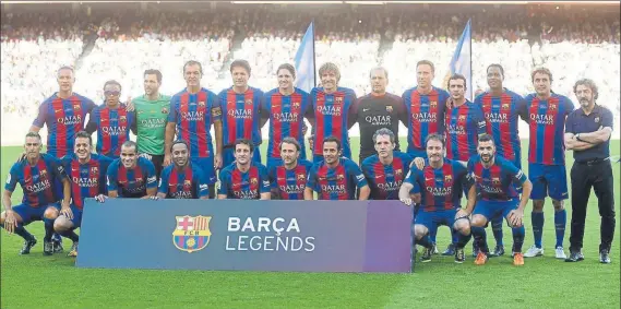  ?? FOTO: MANEL MONTILLA ?? El Barça Legends, en una imagen para el recuerdo Bakero reunió a un equipo de estrellas que dejaron huella en el Camp Nou, un estadio que volvieron a pisar con emoción
